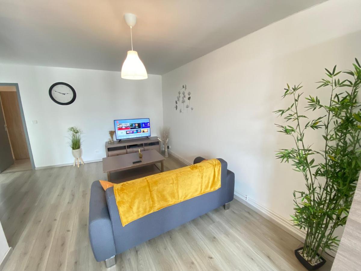 Joli Appartement Avec Parking Gratuit Sur Place Givet Luaran gambar